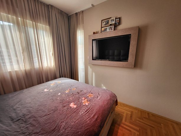 Budva'da iki yatak odalı ve garajlı daire